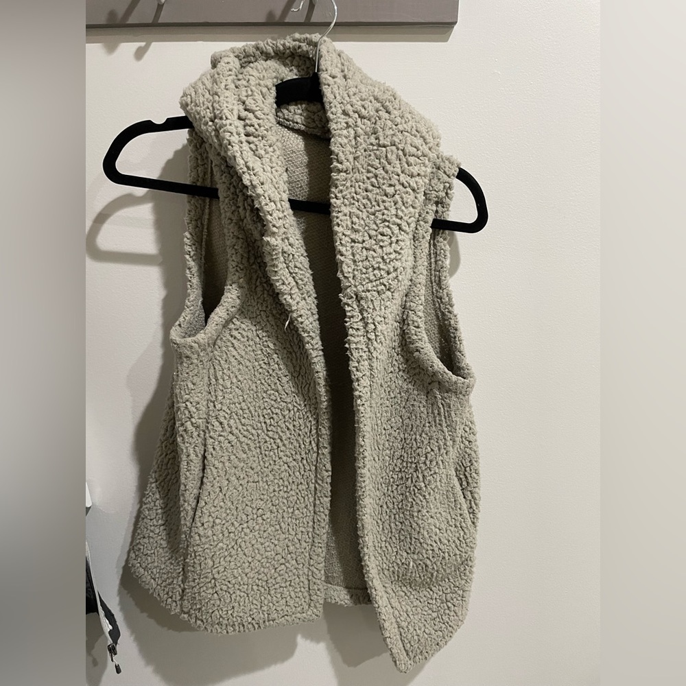 Woman’s gray hooded teddy vest American eagle